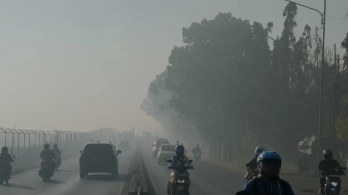 KABUT ASAP: Wilayah Banjarbaru diselimuti kabut asap tebal, membuat aktivitas penerbangan di Bandara Internasional Syamsudin Noor terganggu, Rabu (19/8) pagi. (Foto: Sheilla/Radar Banjarmasin)&nbsp;&nbsp;