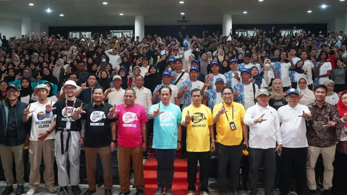 KAMPANYE: Wakil Menteri Koordinator Bidang Pangan RI Hanif Faisol Nurofiq bersama Rektor ULM Prof Ahmad Alim Bachri saat peluncuran kampanye World Cleanup Day di ULM Banjarmasin, Selasa (18/8).
(Humas ULM)