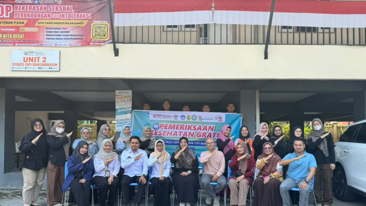 KESEHATAN : Tim PKM STIKES ISFI Banjarmasin bersama tim Puskesmas Kayu Tangi.