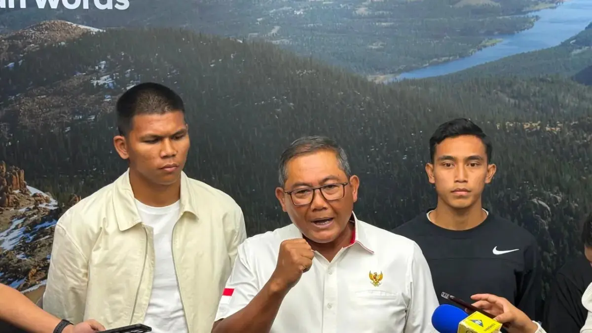 MENYANGKAL: Ketua BTN Sumardji bersama dua pemain Timnas Indonesia Cahya Supriadi dan Rayhan Hannan di acara Water Break PSSI Pers. (Andika Rachmansyah/JawaPos.com)