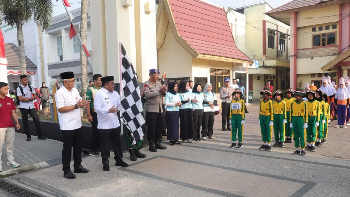 MOMEN: Bupati dan Wakil Bupati Kabupaten HSU, H Sahrujani dan Hero Setiawan melepas peserta Lomba Gerak Jalan SD/MI se-Kabupaten HSU di depan Kantor Bupati HSU, Rabu (19/8/2026).(Foto: Pemkab HSU)