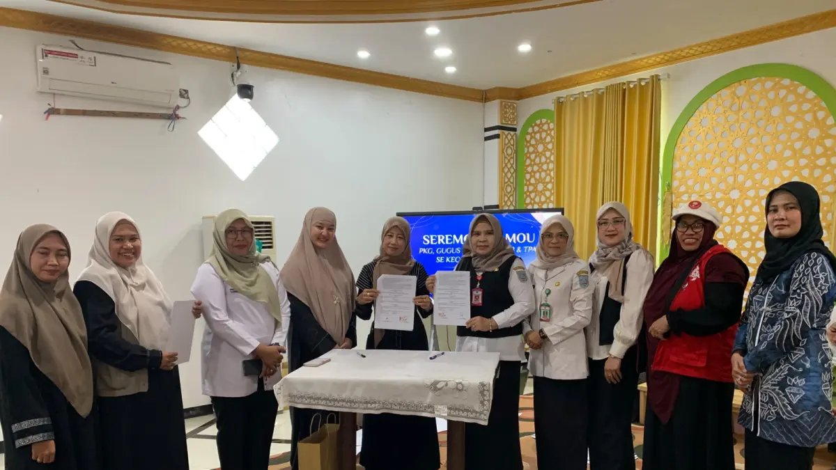 MOU: Kepala Dinsos P3AP2KB Kabupaten Banjar Dr. Hj. Erny Wahdini, M.Pd., saat penandatanganan MoU sebagai komitmen mewujudkan PAUD ramah anak di Kecamatan Kertak Hanyar.