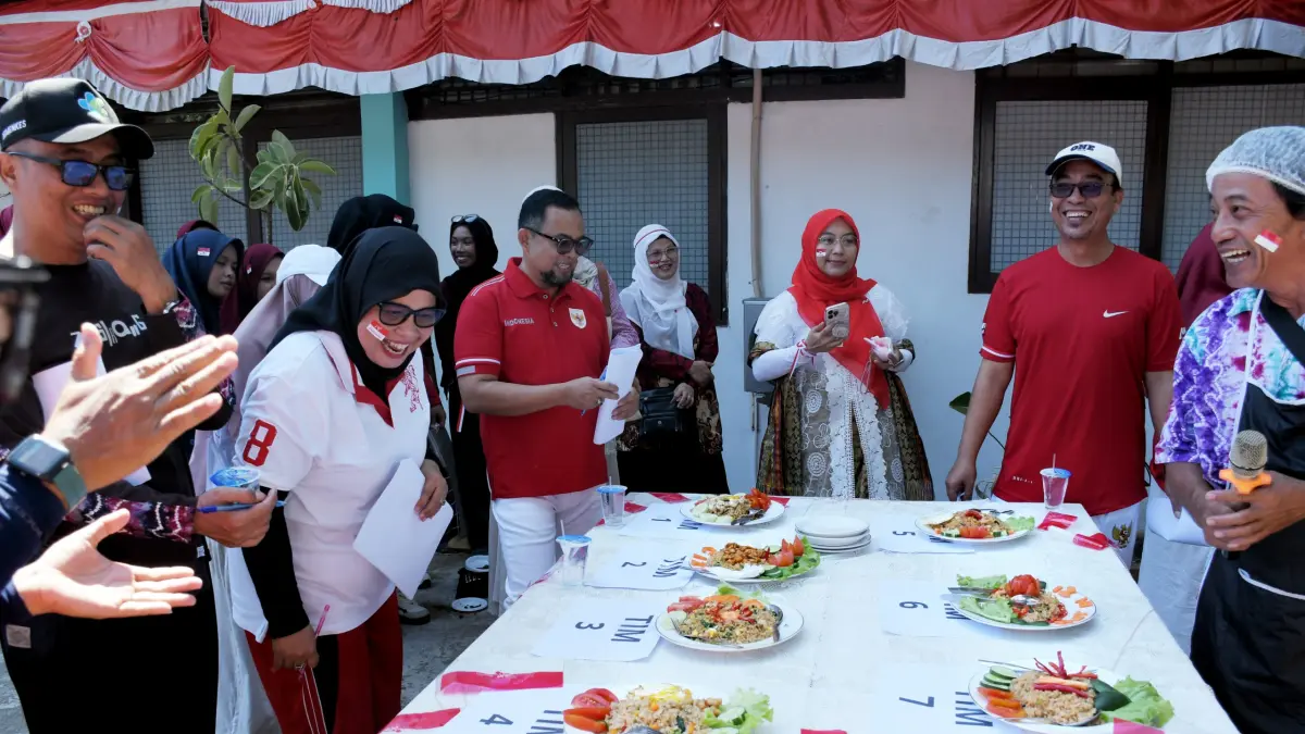 NASI GORENG: Peserta menunjukkan hasil masakan nasi goreng dalam lomba HUT ke-81 RI dan dinilai oleh para juri. Beragam lomba memeriahkan suasana di lingkungan Poltekkes Kemenkes Banjarmasin.