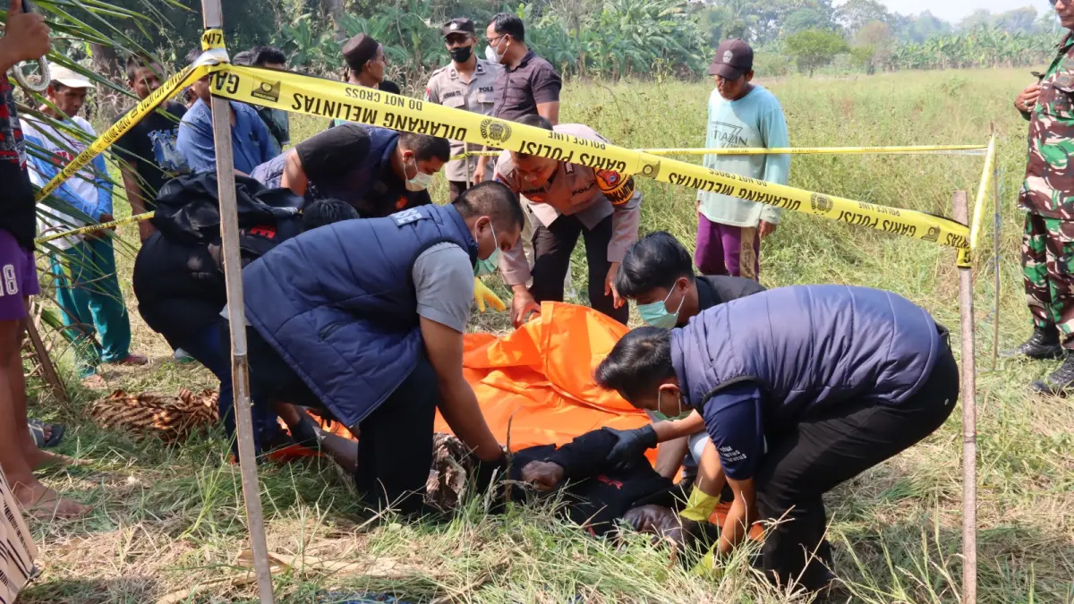 OLAH TKP: Polres HST saat mengevakuasi jasad pria di Desa Tungkup. (Foto: Polres HST untuk Radar Banjarmasin).