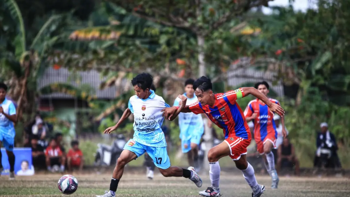 Para pemain Peseban Banjarmasin U17 melawan Wasaka Muda Indonesia U17 di Lapangan Basis Kintap, Kabupaten Tanah Laut, Selasa (18/8/2026) sore.(M Idris Jian Sidik/Radar Banjarmasin)