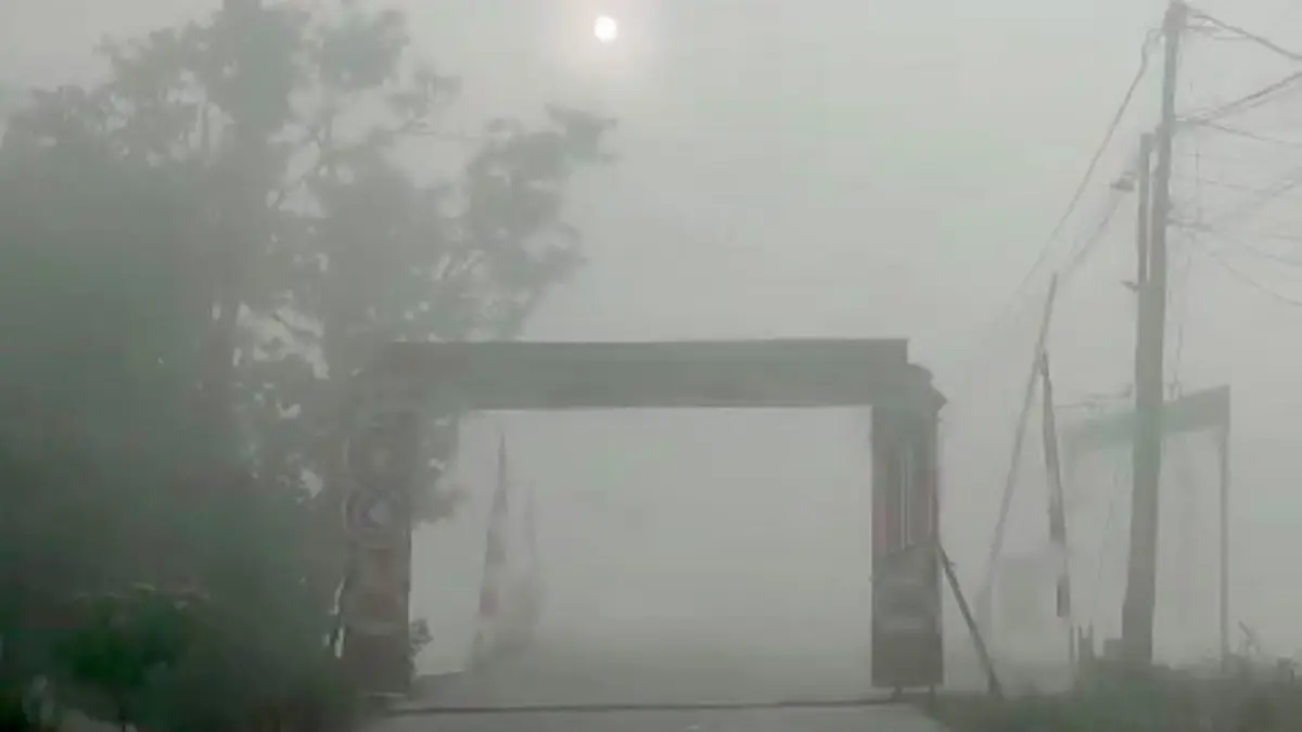 PEKAT: Kabut asap menyelimuti gerbang Antasari Bintang Residence, Banjarmasin Timur, Rabu (19/8). (Foto: Tangkapan Layar)