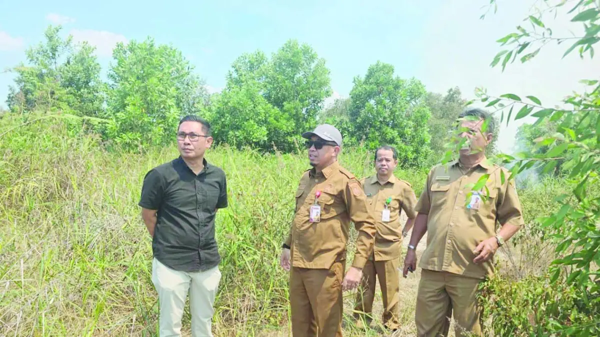 PEMBASAHAN: Kepala Dinas PUPR Kalsel M. Yasin Toyib (tengah) saat turun memantau pembasahan di kawasan Hutan Lindung Liang Anggang.&nbsp;
(Foto: DINAS PUPR KALSEL)&nbsp;