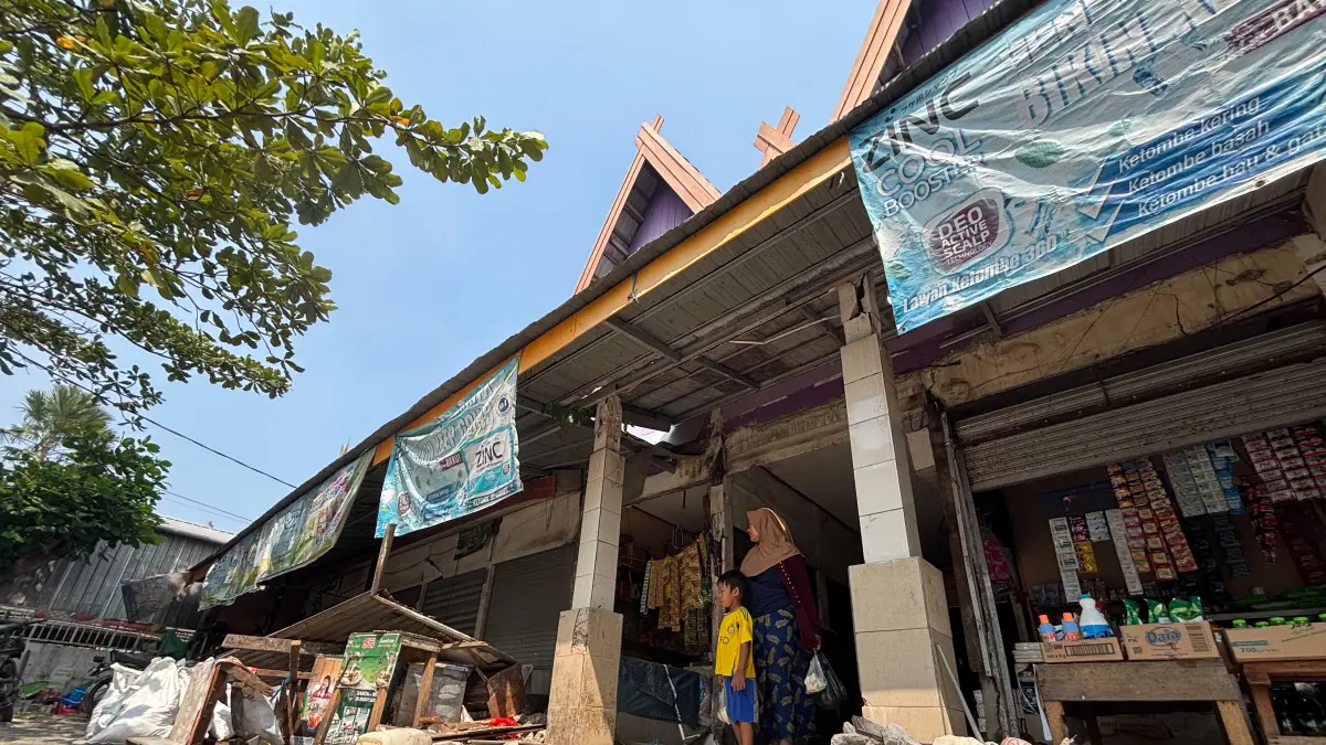 Plafon lorong depan Pasar Kampung Gadang, Banjarmasin Tengah, ambruk menjelang Subuh, Rabu (19/8/2026). Reruntuhan sempat menutup akses masuk pasar.(Zulvan Rahmatan/Radar Banjarmasin)