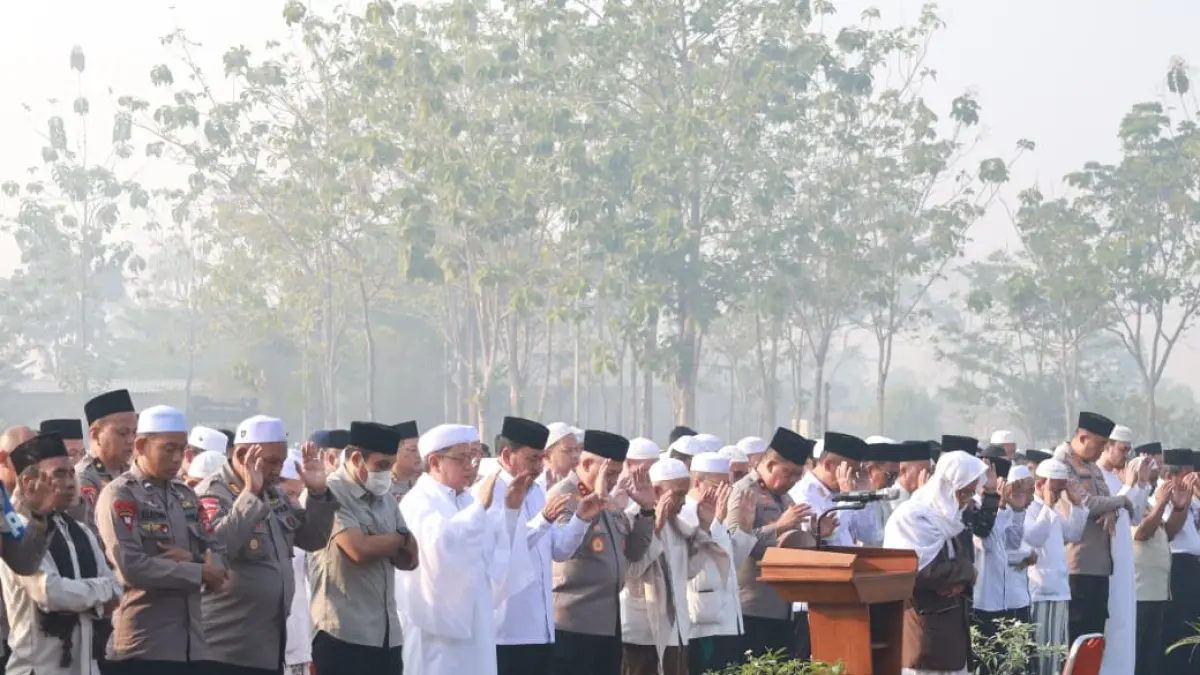 Polda Kalsel menggelar Salat Istisqa bersama Forkopimda dan tokoh agama, Rabu (19/8) (Humas Polda Kalsel)&nbsp;
