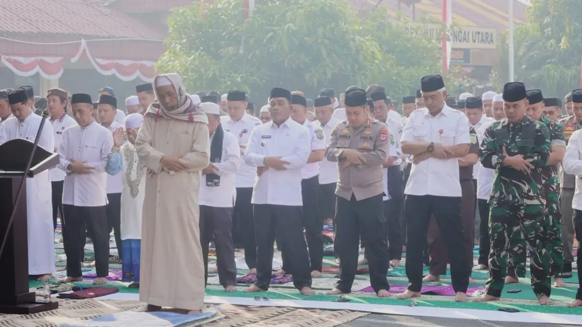 Salat Istisqa digelar di halaman Polres HSU, Rabu (19/8/2026). (Polres HSU)