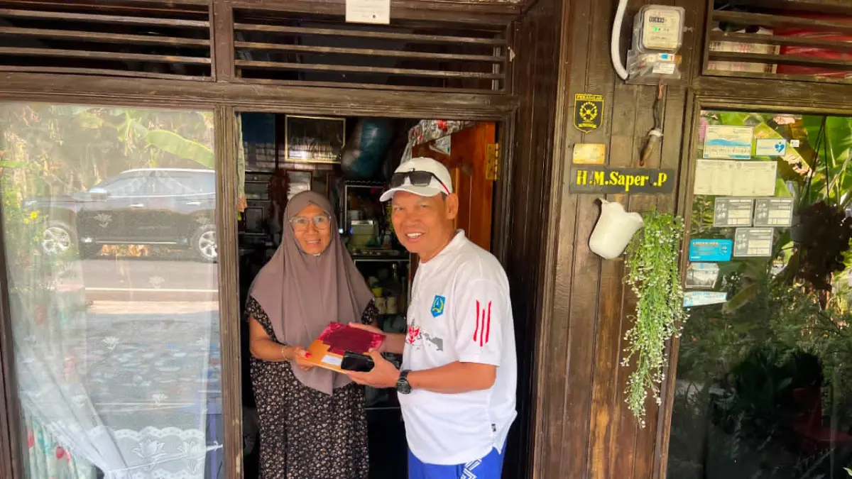 SEBAR UNDANGAN: Wakil Bupati Kabupaten HSS, H Suriani mengantarkan sendiri undangan resepsi perkawinan anak bungsunya.(Foto:Istimewa)&nbsp;
