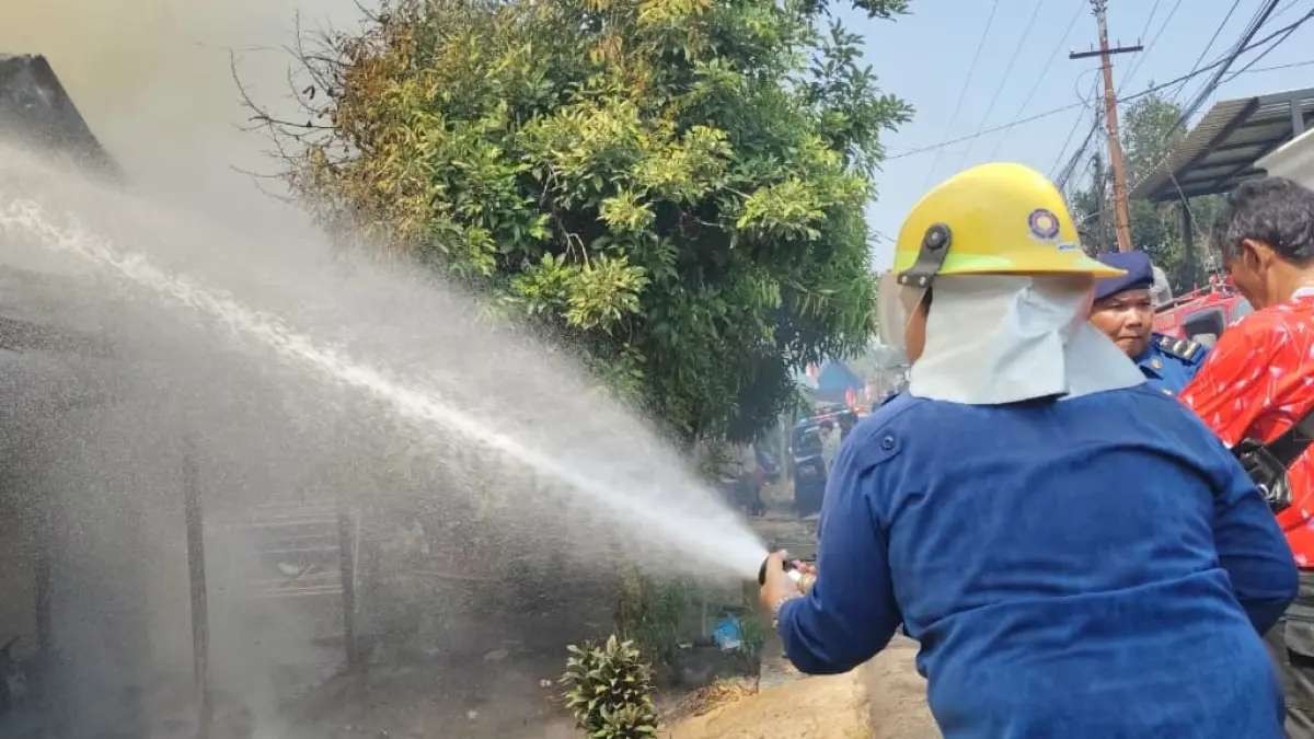 SEMPROT: Petugas pemadam kebakaran melakukan penanganan kebakaran yang menghanguskan dua rumah warga di Desa Sungai Baring, Kecamatan Amuntai Tengah, HSU, Senin (17/8/2026). (Foto: Damkar HSU)