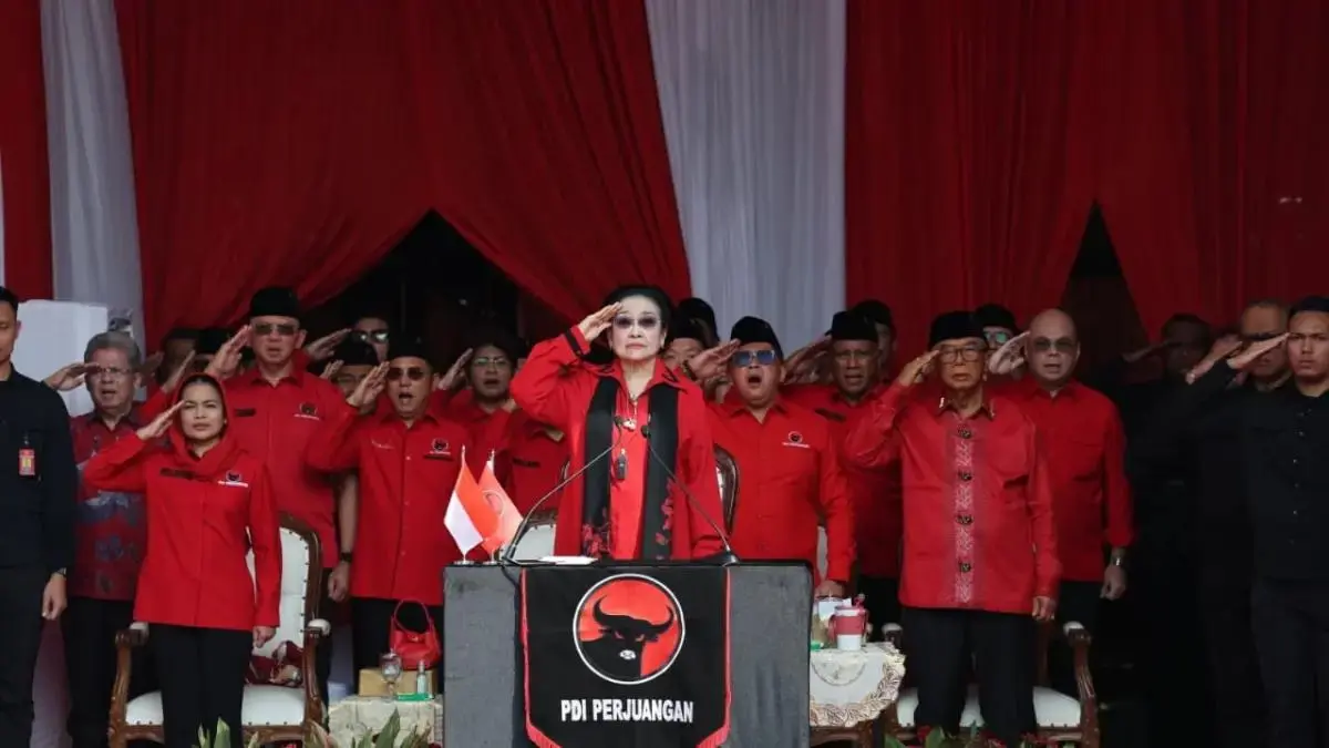 SOROTI HUKUM: Ketua Umum PDI Perjuangan Megawati Soekarnoputri menghadiri Upacara Pengibaran Bendera Merah Putih di Sekolah Partai PDI Perjuangan, Lenteng Agung, Jakarta Selatan, Senin (17/8). (PDIP)