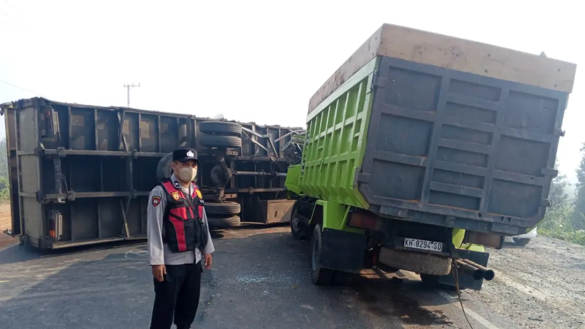 TERBALIK: Sebuah truk motor carrier membawa puluhan motor baru ringsek usai terbalik di Jalan Gubernur Syarkawi, Kabupaten Banjar (Polres Banjar untuk Radar Banjarmasin)&nbsp;