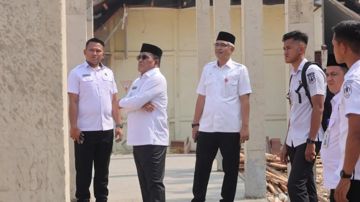 TINJAU EKS RSUD – Bupati HSU H. Sahrujani bersama Wakil Bupati Hero Setiawan meninjau kawasan eks RSUD Pembalah Batung yang disiapkan menjadi kompleks perkantoran baru, Rabu (19/8/2026). (Foto: Istimewa)