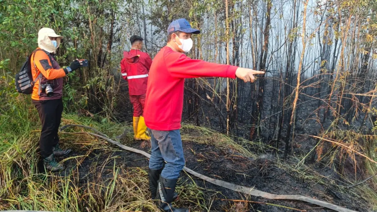 TURUN LANGSUNG: Wakil Menteri Koordinator Bidang Pangan Hanif Faisol Nurofi q meninjau langsung penanganan karhutla di Pengayuan, Liang Anggang, Banjarbaru, Selasa (18/8). [Foto: SHEILLA FARAZELA/RADAR BANJARMASIN]