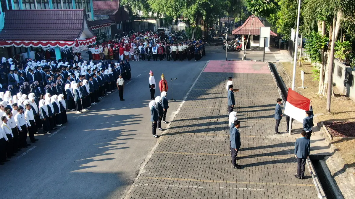 UPACARA: Civitas akademika Poltekkes Kemenkes Banjarmasin mengikuti upacara bendera HUT ke-81 Kemerdekaan RI di halaman Direktorat, Senin (17/8).
