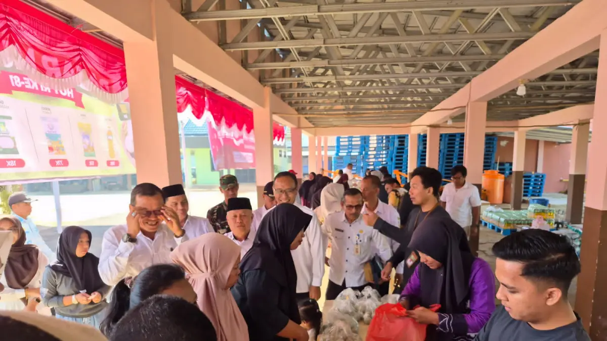 SELALU MENINGKAT: Kepala BPTU-HPT Pelaihari, Arie Sutanto bersama Staf Ahli Bidang Pembangunan, Ekonomi dan Keuangan, H Iwan Persada dan tamu undangan meninjau stand penjualan telur itik di kegiatan pasar murah BPTU-HPT Pelaihari, Rabu (19/8/2026).(Foto: Norsalim Yahya/Radar Banjarmasin)