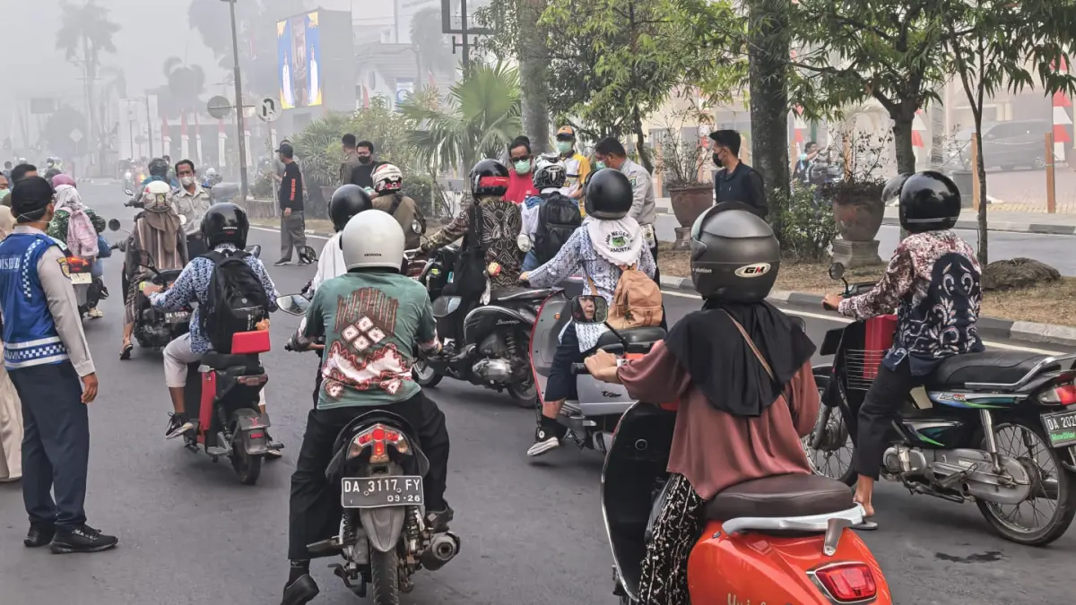 AKSI: Bupati HSU Sahrujani bagikan masker gratis kepada pengendara di kawasan Tugu Salawat, Amuntai, Kamis (20/8/2026). (Foto: M Akbar)