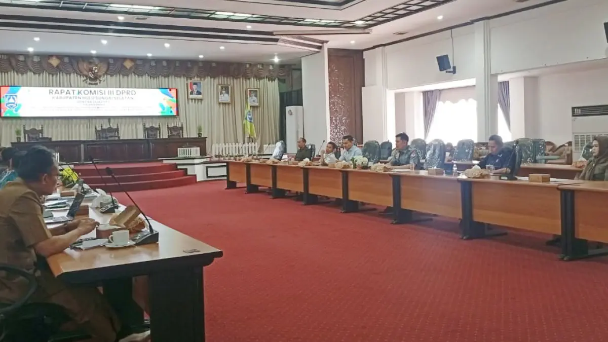 BAHAS TARIF: Komisi III DPRD HSS bersama jajaran Pemkab HSS membahas Raperda perubahan atas Perda Nomor 9 Tahun 2023 tentang Pajak Daerah dan Retribusi Daerah.