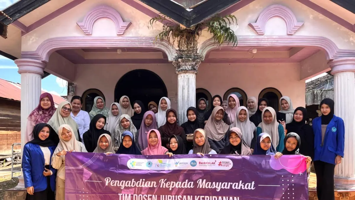 BERSAMA: Tim Pengmas Poltekkes Kemenkes Banjarmasin bersama kader dan peserta Posyandu Remaja Kelurahan Bangkal.