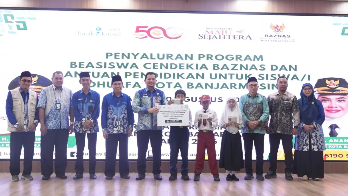 CENDEKIA: Penyerahan beasiswa pendidikan dari UPZ Bank Kalsel dan Baznas di Aula Sekber Khatib Dayyan, Kamis (20/98/2026).(Foto: Bank Kalsel)&nbsp;&nbsp;