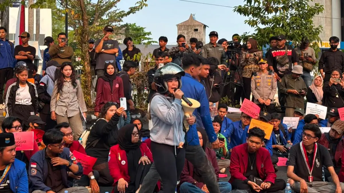 CURHAT: Pedagang daring Yanti Karmila menyampaikan keluhan soal pemadaman listrik dan air bersih saat aksi mahasiswa di DPRD Kalsel, Rabu (19/8/2026). (Foto: Zulvan Rahmatan/Radar Banjarmasin)