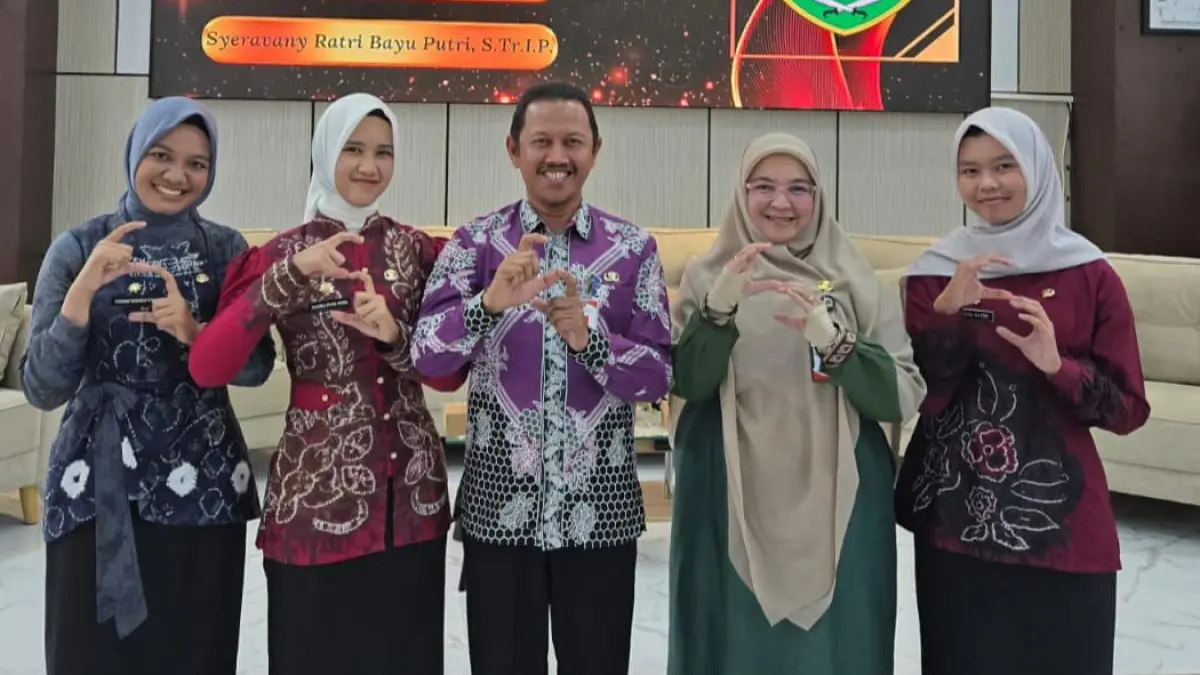 FOTO BERSAMA: Kepala BKPSDM Tabalong Fauzan berpose bersama tiga lulusan IPDN yang dinyatakan lulus CPNS.