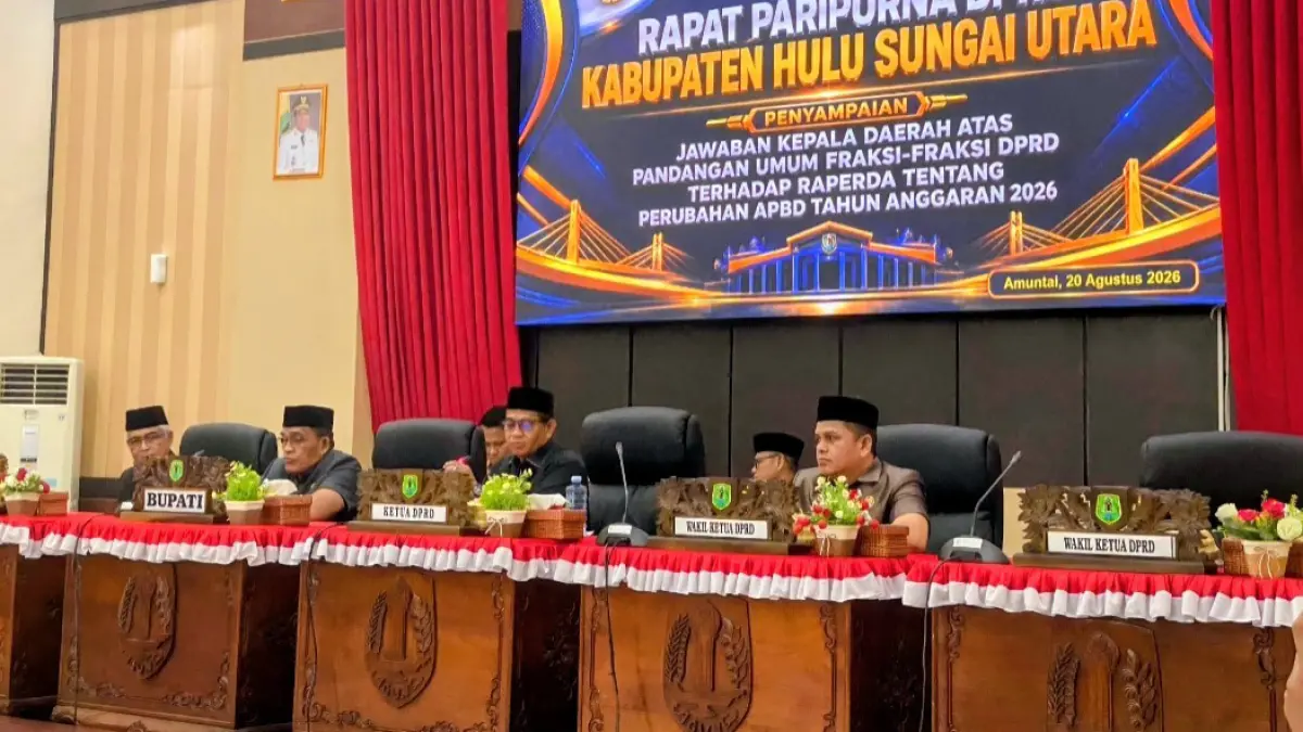 HADIR: Bupati HSU H. Sahrujani (dua dari kiri) menyampaikan jawaban pemerintah daerah atas pandangan fraksi terhadap Rancangan APBD Perubahan 2026 dalam Rapat Paripurna DPRD HSU, Kamis (20/8/2026).