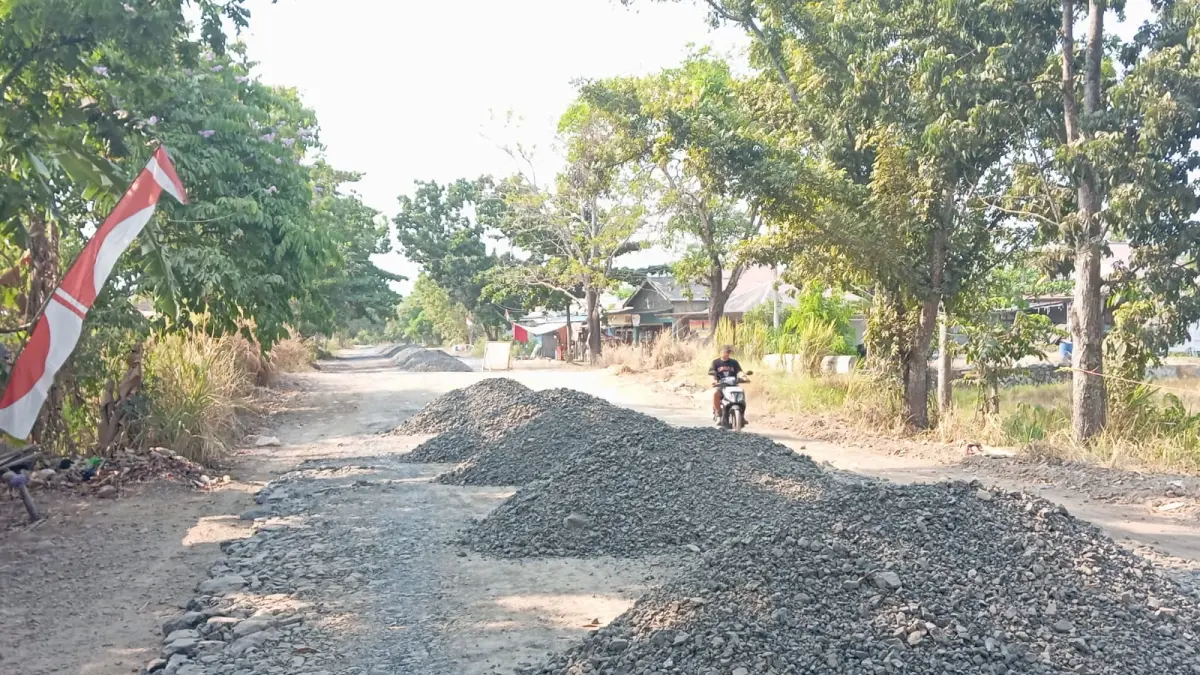 Jalan Datu Aling yang selama ini jadi keluhan mulai diperbaiki. (Rasidi Fadli/Radar Banjarmasin)&nbsp;