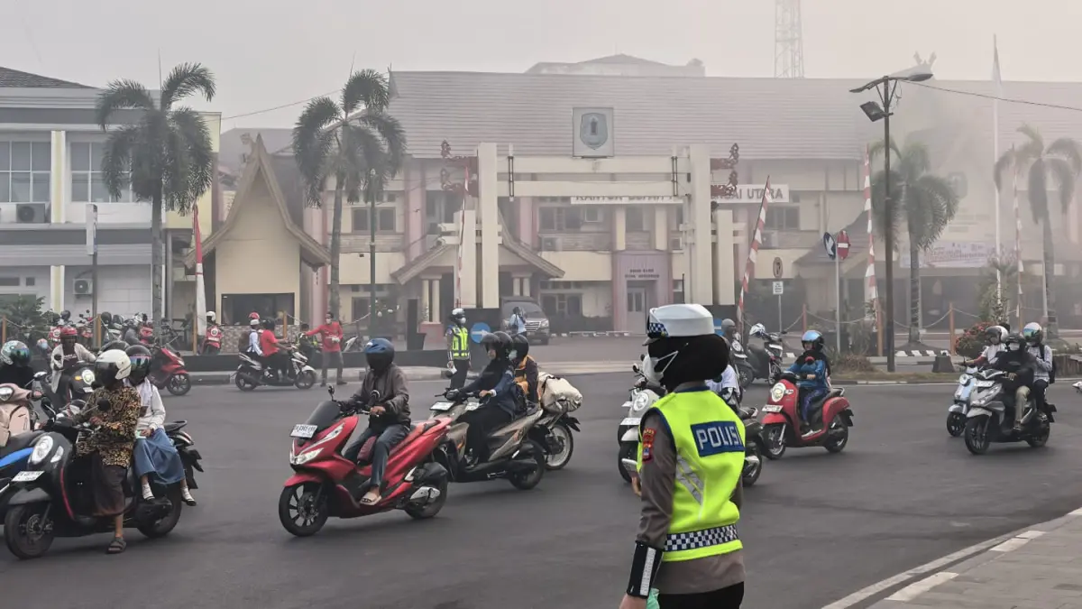 Kabut asap menyelimuti Kota Amuntai, Kabupaten HSU, menyebabkan jarak pandang pengendara menurun pada pagi hari,  Kamis (20/8/2026), (Foto: M Akbar/Radar Banjarmasin)