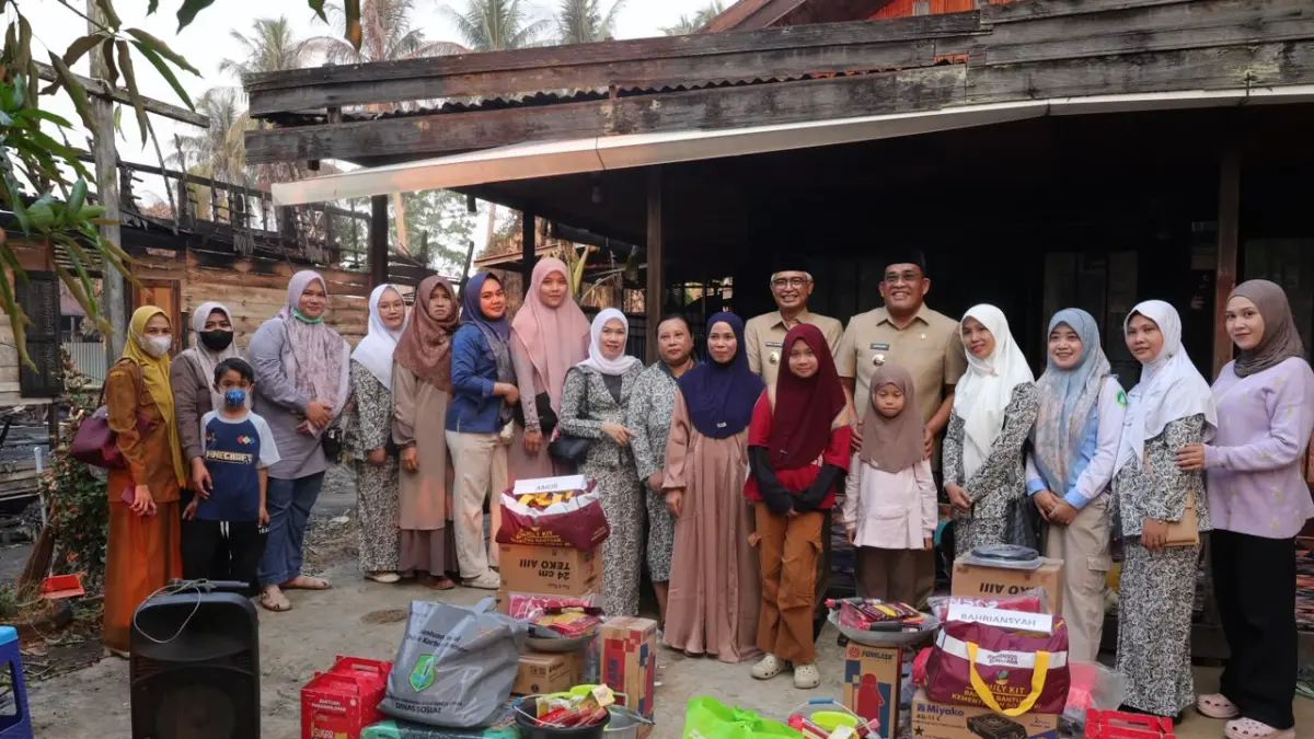KEPEDULIAN: Bupati dan Wakil Bupati HSU, H Sahrujani dan HSU Hero Setiawan menyerahkan bantuan kepada warga korban kebakaran di Desa Sungai Baring RT 01, Kecamatan Amuntai Tengah, Selasa (18/8/2026). (Foto: Pemkab HSU)&nbsp;