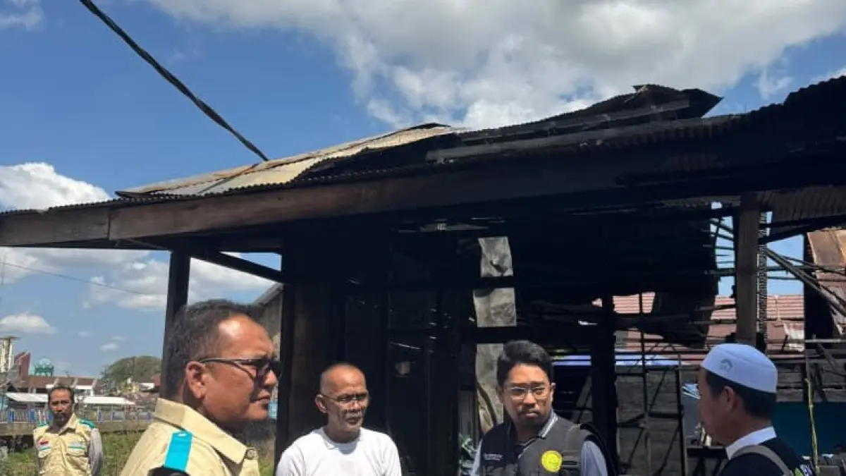 KUNJUNGAN: Manajer PLN ULP Martapura, Eko Bagus Aribawa (kiri) bersama H Idris, salah seorang warga Antasan Senor yang menjadi korban kebakaran di Antasan Senor.