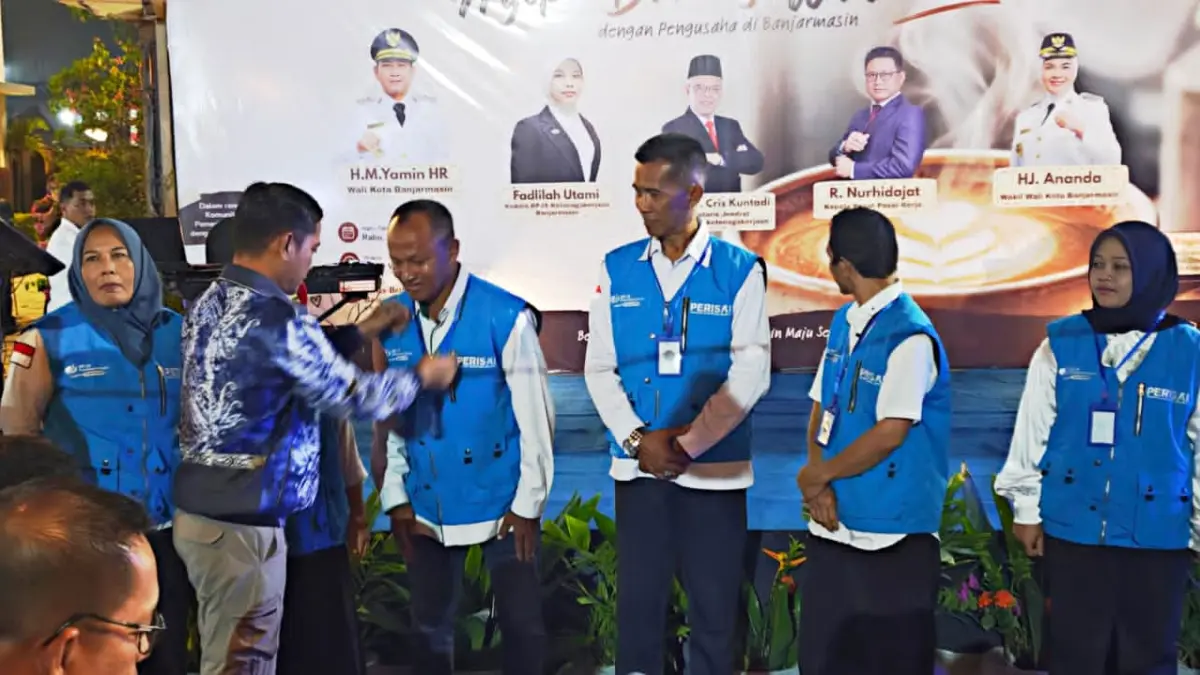 LANGKAH KOLABORATIF: Wali Kota Banjarmasin, HM Yamin HR saat mengukuhkan PERISAI Kota Banjarmasin, Rabu (19/8/2026).(Foto: BPJS Ketenagakerjaan Banjarmasin)&nbsp;