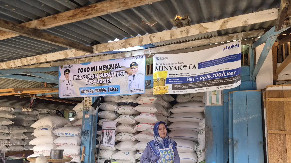 MASIH ADA: Penjual beras subsidi di Pasar Keramat Barabai. (Foto: Jamaluddin/Radar Banjarmasin).