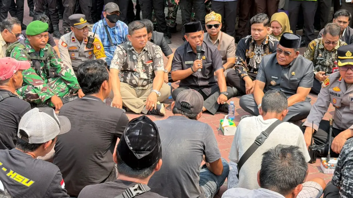 ASPIRASI: Pimpinan DPRD Kabupaten HSU serta Bupati H Sahrujani, Wabup Hero Setiawan dan Kapolres HSU AKBP Agus Nuryanto duduk bersama para sopir truk dalam aksi penyampaian aspirasi terkait distribusi Bio Solar bersubsidi di halaman Kantor DPRD HSU, Kamis (20/8/2026).