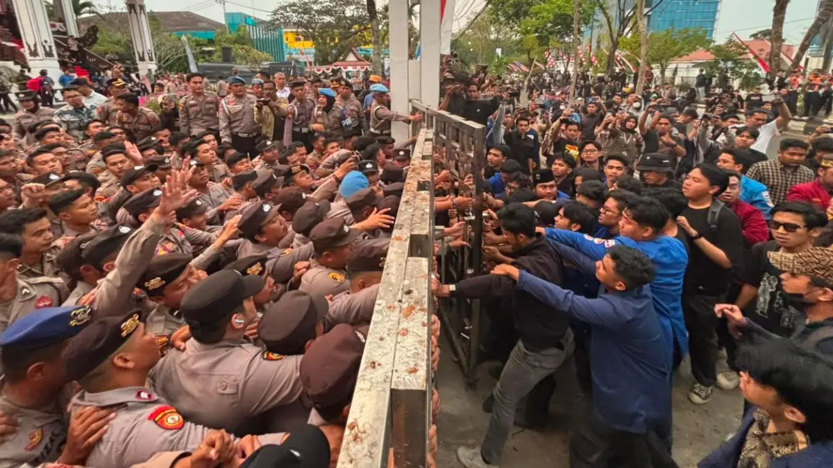 MEMANAS: Aksi mahasiswa di depan Kantor DPRD Kalsel memanas hingga terjadi saling dorong dengan aparat keamanan, Kamis (20/8/2026). (Foto: Zulvan Rahmatan/Radar Banjarmasin)