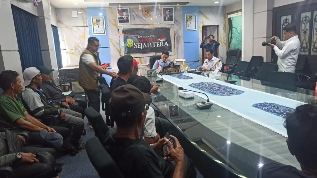 MENGADU: Puluhan nelayan Pelabuhan RK Ilir menemui Wali Kota Banjarmasin Muhammad Yamin HR di Balai Kota Banjarmasin.