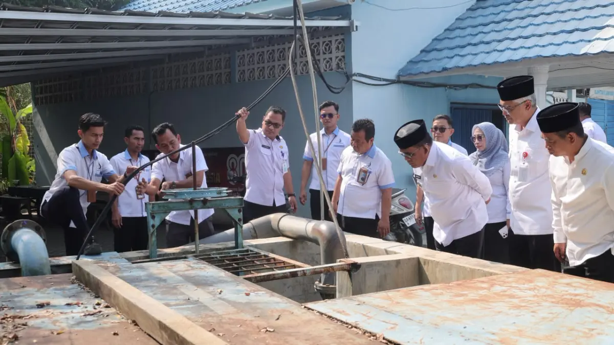 


MENINJAU: Bupati dan Wakil Bupati Kabupaten HSU, H Sahrujani dan Hero Setiawan, juga Ketua DPRD HSU, H Fadillah meninjau operasional PT Tirta Agung Amuntai (Perseroda), Rabu (19/8/2026). (Foto: Istimewa)