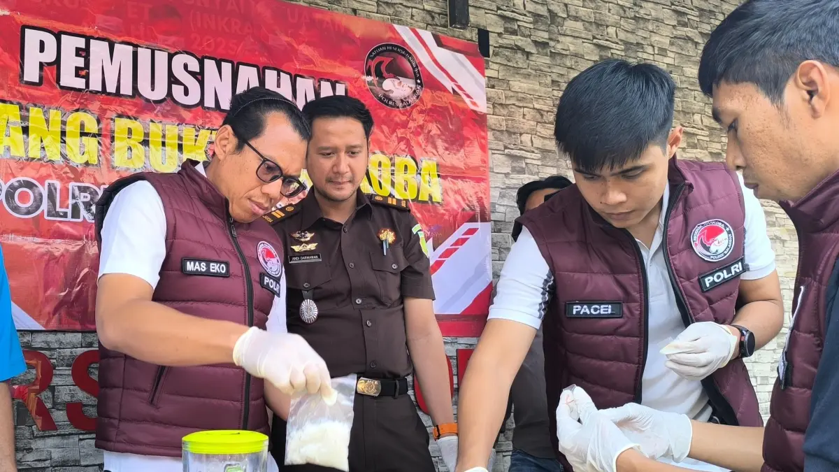 MUSNAHKAN BARBUK: Satresnarkoba Polres Balangan saat memusnahkan 53,6 gram barang bukti narkotika hasil penindakan periode Juli hingga pertengahan Agustus 2026 di Paringin. (Foto: M Dirga / Radar Banjarmasin)