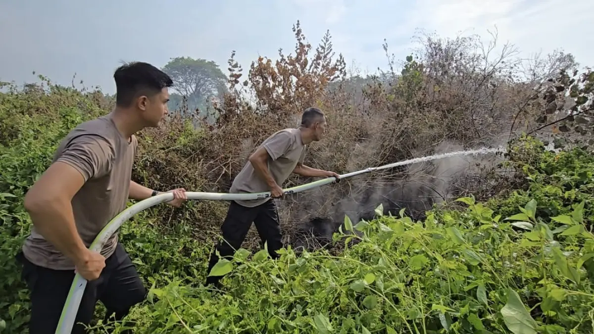PADAMKAN API: Personel Sat Polairud Polresta Banjarmasin berjibaku memadamkan kebakaran lahan di kawasan Pulau Bromo, Rabu (19/8/2026)