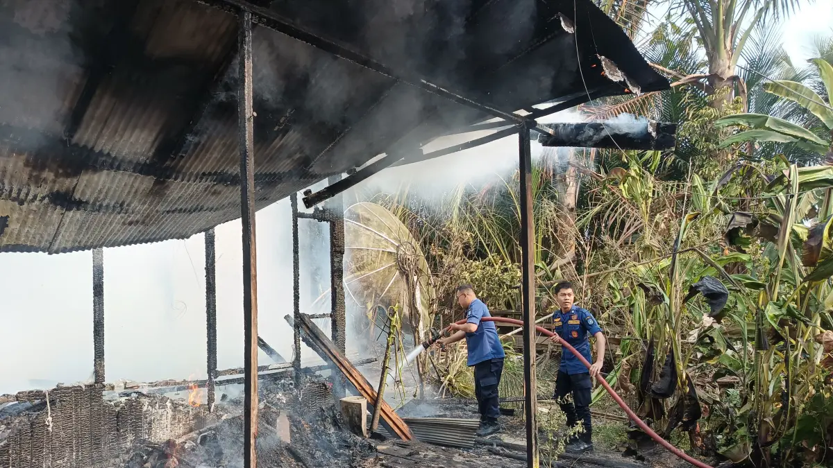 PADAMKAN: Petugas saat lakukan pemadaman kebakaran rumah warga di Panjampang Bahagia pada Kamis pagi (20/8/2026). (Foto: Damkar HSS)&nbsp;