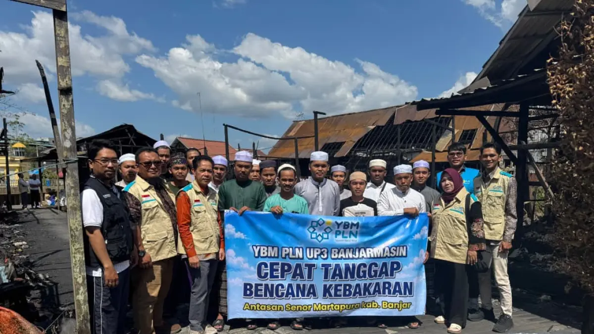 PEDULI: YBM PLN memberikan bantuan kepada warga Antasan Senor yang terdampak kebakaran.(Foto-foto: PLN UID Kalselteng) &nbsp;