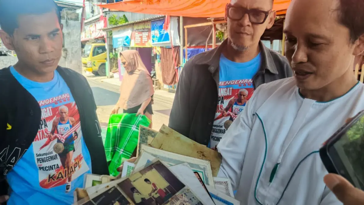 PELARI BERPRESTASI: Supian menunjukkan berbagai foto dan penghargaan ayahnya, Muhammad Arsyad yang dikenal sebagai Kai Api, di kediamannya di kawasan Rawasari, Banjarmasin Barat, Kamis (20/8/2026).