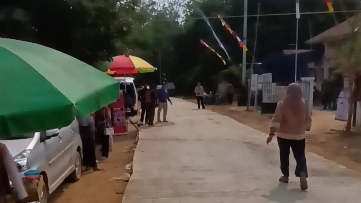PENGECORAN : Jalan Desa Salikung Kecamatan Muara Uya Kabupaten Tabalong yang mulai tersentuh program pembangunan jalan.&nbsp;

(Foto &nbsp;: Ibnu Dwi Wahyudi /Radar Banjarmasin)