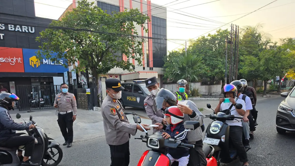 Personel Polsek Banjarmasin Tengah membagikan masker kepada pengguna jalan di kawasan Kompleks Pelajar Mulawarman, Kamis (20/8/2026). (Polsek Banjarmasin Tengah)