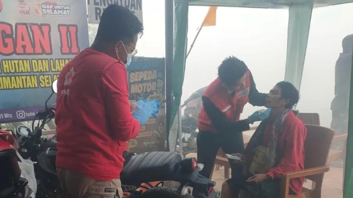PMI Kalsel berada di posko Pengayuan Banjarbaru menangani korban laka karena kabut tebal. (Hendra)