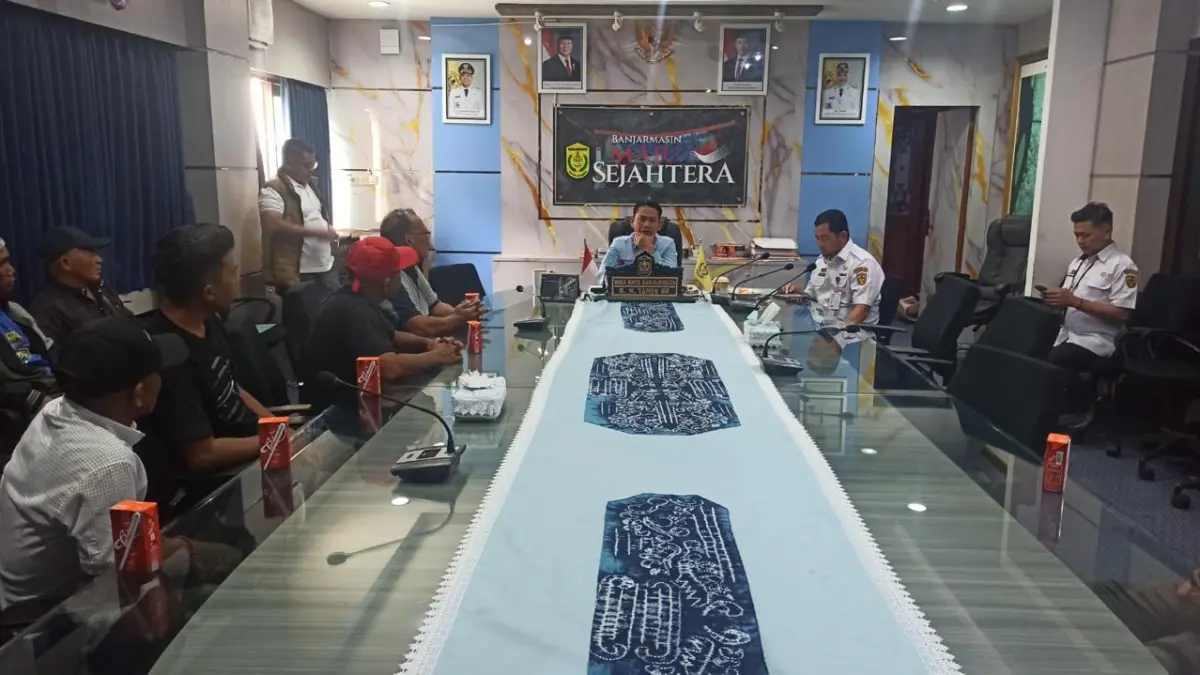 Puluhan nelayan Pelabuhan RK Ilir mendatangi Balai Kota Banjarmasin untuk menemui Wali Kota Banjarmasin H Muhammad Yamin HR, Selasa (19/8) sore. (Endang Syarifuddin/Radar Banjarmasin)