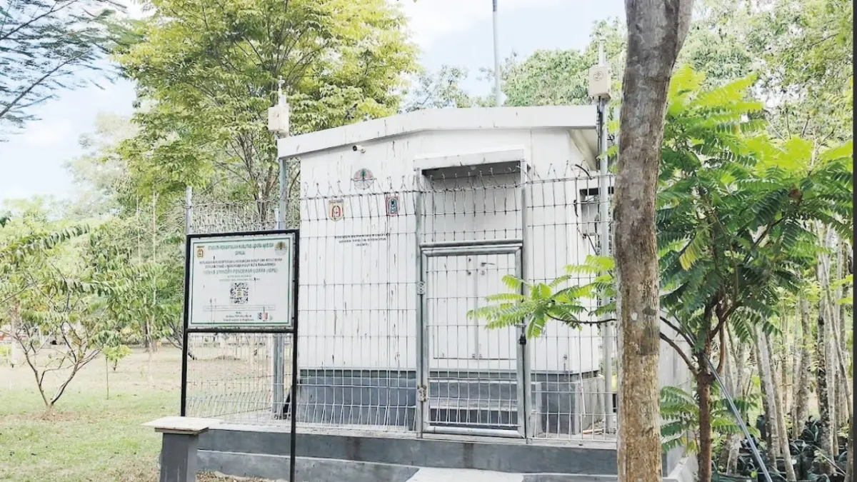 RUSAK: Alat Air Quality Monitoring System (AQMS) milik Kementerian Lingkungan Hidup (KLH) yang terpasang di Ruang Terbuka Hijau (RTH) Masjid Agung Al Munawwarah mengalami kerusakan.
(Sheilla/Radar Banjarmasin)