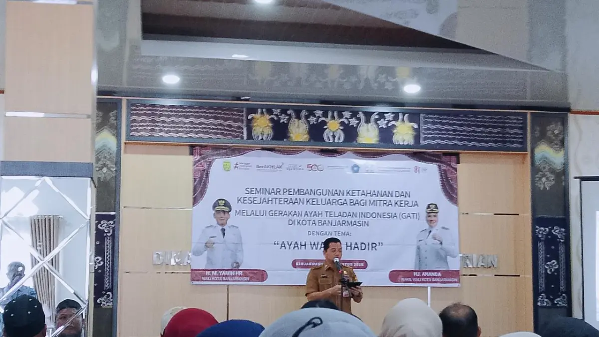 SAMBUTAN: Sekda Kota Banjarmasin, Ichrom Muftezar membuka seminar pembangunan ketahanan dan kesejahteraan keluarga melalui Gerakan Ayah Teladan Indonesia (GATI) Kota Banjarmasin, Kamis (18/8/2026).(Foto: Endang Syarifuddin/Radar Banjarmasin)